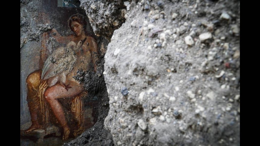 Ανακαλύφθηκε στην Πομπηία ερωτική τοιχογραφία με θέμα την αποπλάνηση της Λήδας (ΦΩΤΟ)