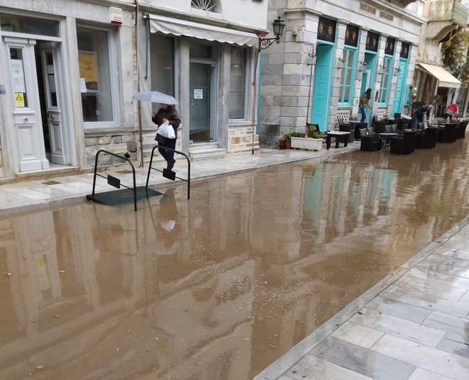 Σύρος: "Λιμνοθάλασσα" η Ερμούπολη - Υπερχείλισαν τα φρεάτια από τη βροχή (Βίντεο)
