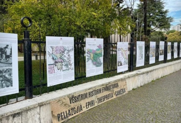 ΗΕλλάδα αντέδρασε άμεσα με διάβημα προς την Προεδρίας της Αλβανικής Δημοκρατίας, καθώς ο πρόεδρος της χώρας, Ιλίρ Μετά, φαίνεται να επισκέφτηκε εκδήλωσε για τη «γενοκτονία των τσάμηδων». Οι Τσάμηδες αποτελούν υποομάδα των Αλβανών οι οποίοι κατοικούσαν στην περιοχή της Ηπείρου, σε μία περιοχή που είναι γνωστή ως Τσαμουριά. Κατά τη διάρκεια της εκδήλωσης παρουσιάστηκαν φωτογραφίες και χάρτες που εμφάνιζαν ελληνικά εδάφη ως αλβανικά.  Οι φωτογραφίες, οι οποίες έχουν αναρτηθεί στην εξωτερική περίφραξη του Αλβανικού προεδρικού μεγάρου, συνοδεύονται από κατηγορίες εναντίον της χώρας μας σχετικά με την «γενοκτονία των τσάμηδων», καθώς και από χάρτες που εμφανίζουν το μεγαλύτερο μέρος της Ελλάδας ως «κατεχόμενα Αλβανικά εδάφη»